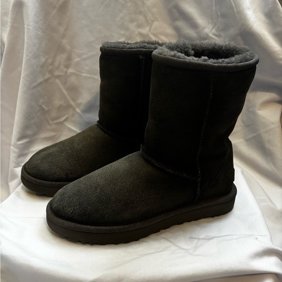 UGG Classic Short - Picture 4 of 7